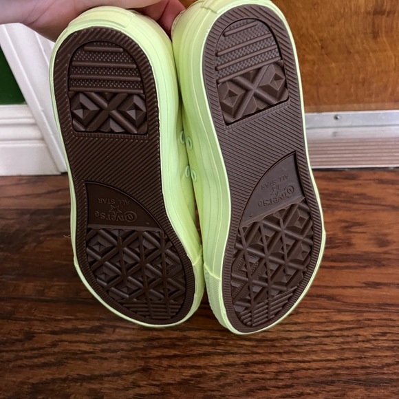 CONVERSE Low Top Big Eyelets Barely Volt NIB youth size 5/women’s 7 - Picture 2 of 4